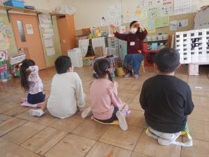 御藩士を聞いている5歳児