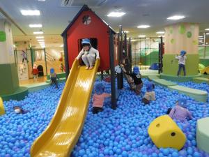 4歳児がボールプールで遊んでいます。