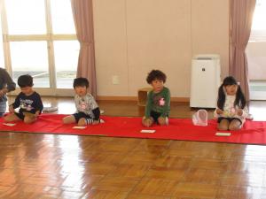 お菓子を頂いている4歳児