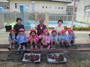 民生さんと写真を撮る4歳児