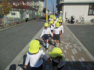 ほし、つきぐみで菊花展に向かっています。