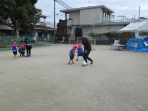 コーチ対男の子で試合をしています。