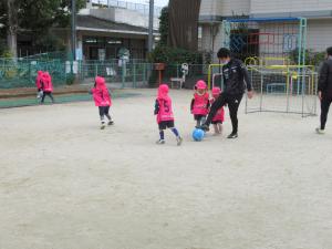 コーチ対女の子で試合しています。