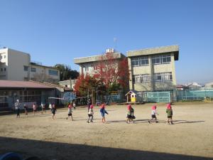 駆け足をしている4歳5歳児の子ども達