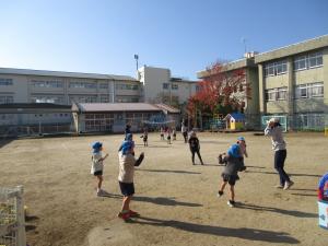 整理体操をしている5歳児