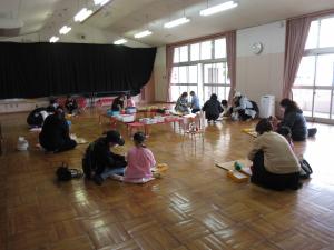 理宇ｚ無室で親子製作する5歳児