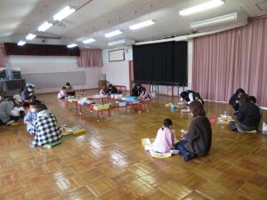 スノードームを親子でつくる5歳児