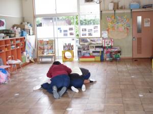 地震訓練で真ん中に集まる5歳児