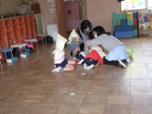 地震訓練で小さくなっている4歳児