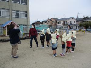お話を真剣に聞いている子ども達