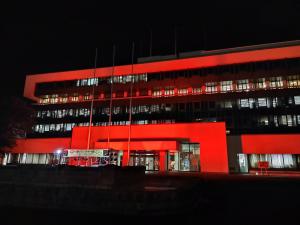 市役所正面玄関 オレンジライトアップ