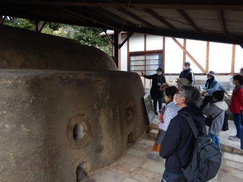 赤膚山元窯についての解説の様子