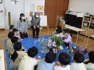 花を選んでいます。