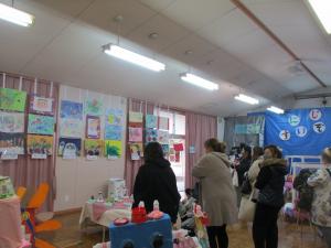 4歳児の保護者が作品展観覧