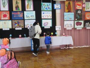 作品を見ている未就園児親子