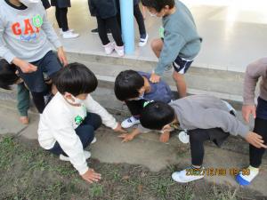 トナカイの足跡を見つけた子ども達の様子