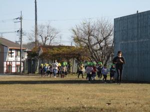 5歳児が小学校の運動場を箸いている様子