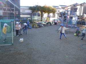 4歳児が順番にサッカーボールを蹴る人、ゴールを守るに分かれてサッカー遊びを楽しんでいます。