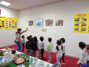 子ども達がパネル展示をみています。