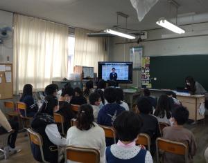 国分小学校の校長先生の話を聞く様子