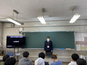 大宮小学校の校長先生の挨拶の様子