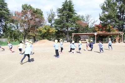 園庭で遊ぶ園児たち