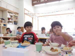 2歳児　クリスマスメニューを食べています