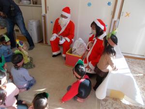 2歳児　サンタさんからプレゼントをもらっています