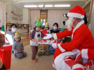 2歳児　サンタさんからプレゼントをもらいました