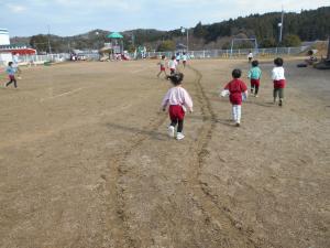 3歳児園庭にいます