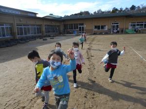 5歳児園庭のそりの跡を見つけています