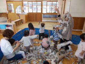 1歳児が新聞紙で遊んでいます