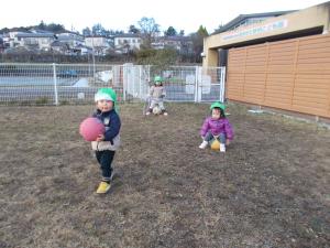 1歳児がボールで遊んでいます