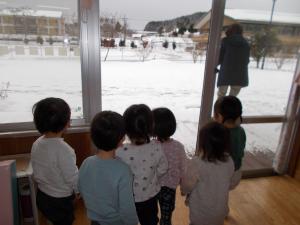 1歳児が雪景色を見ています