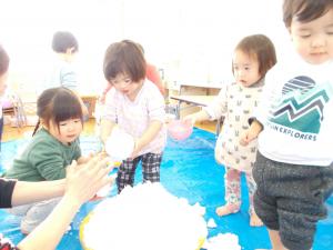 1歳児が雪で遊んでいます