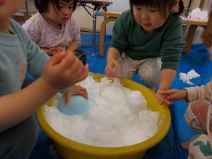 1歳児が雪で遊んでいます