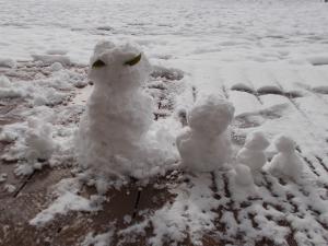 雪だるまが並んでいます