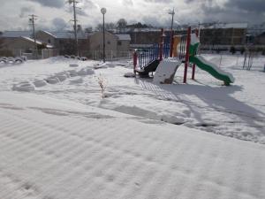 真っ白な雪に包まれた園庭です。