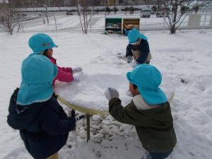 友達と一緒に雪を触っています。