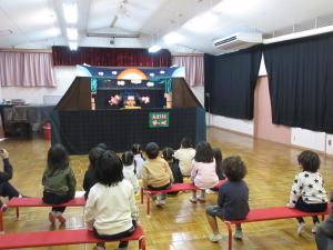 三匹の子ｄブタを見ている