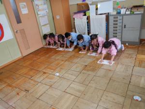 雑巾がけをする5歳児