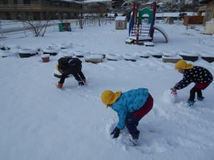 雪だるまを作る男の子