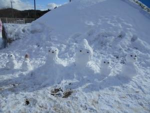 子どもたちが作った雪だるま