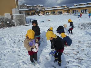 雪遊びを楽しむ5歳児