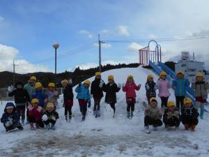 雪遊びをしている5歳児の集合写真