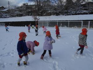 雪遊びをしている4歳児