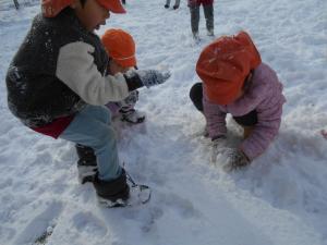 友達と雪遊びをする4歳児たち