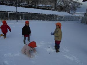 雪合戦をしているゆり組の子ども
