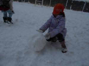雪だるまを作ろうとしている女の子