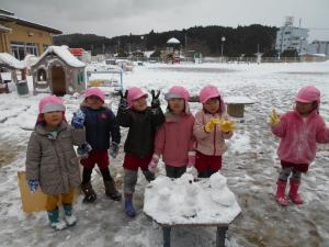 雪遊びをしている3歳児の集合写真
